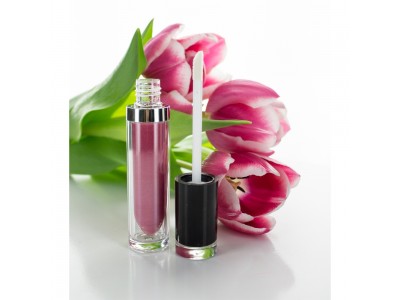 Envase Lip Gloss de 7,5ml y tapa negra.